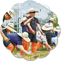 주요 주제 세개중 세번째, 내일을 여는 사람들 농사 체험을 하고있는 사람들 사진